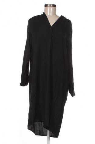 Рокля Aada Studios, Размер S, Цвят Черен, Цена 109,99 лв.