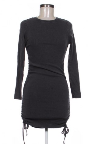 Рокля Cropp, Размер S, Цвят Сив, Цена 47,88 лв.