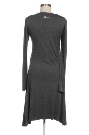 Рокля Desigual, Размер L, Цвят Сив, Цена 82,08 лв.