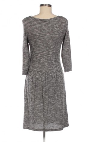 Рокля Esprit, Размер M, Цвят Сив, Цена 48,00 лв.