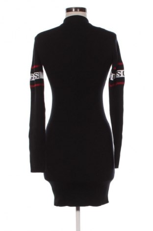 Рокля Guess, Размер S, Цвят Черен, Цена 96,14 лв.
