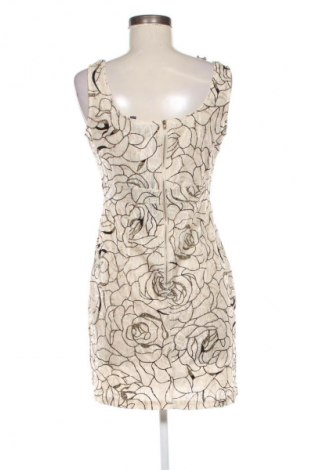 Рокля Pretty Little Thing, Размер M, Цвят Многоцветен, Цена 93,09 лв.