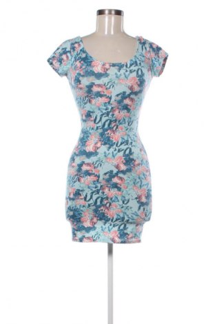 Рокля Pull&Bear, Размер M, Цвят Многоцветен, Цена 39,14 лв.