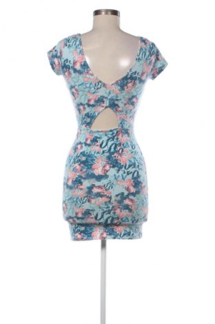 Рокля Pull&Bear, Размер M, Цвят Многоцветен, Цена 39,14 лв.