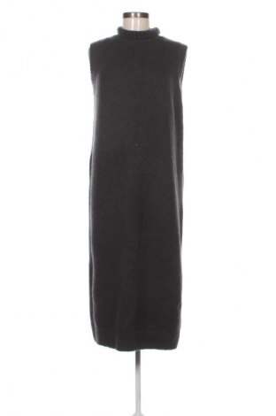 Рокля Zara, Размер L, Цвят Сив, Цена 33,24 лв.