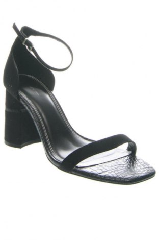 Sandály Bershka, Velikost 40, Barva Černá, Cena  646,00 Kč