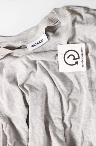 Γυναικείο t-shirt Weekday, Μέγεθος XS, Χρώμα Γκρί, Τιμή 6,71 €