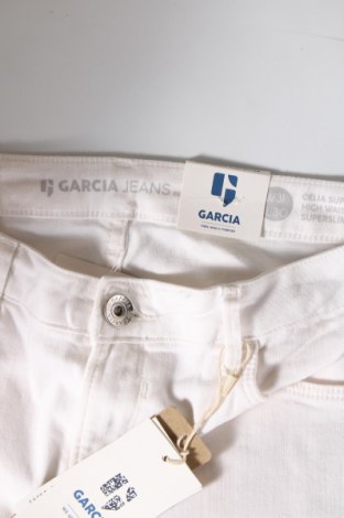 Дамски панталон Garcia Jeans, Размер XL, Цвят Бял, Цена 87,00 лв.