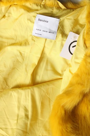 Дамско палто Bershka, Размер XS, Цвят Жълт, Цена 37,45 лв.