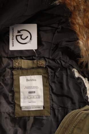 Γυναικείο μπουφάν Bershka, Μέγεθος XS, Χρώμα Πράσινο, Τιμή 5,74 €