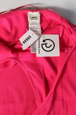 Рокля Urban Outfitters, Размер M, Цвят Розов, Цена 16,32 лв.
