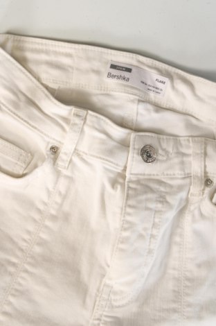 Damskie jeansy Bershka, Rozmiar S, Kolor Biały, Cena 100,53 zł