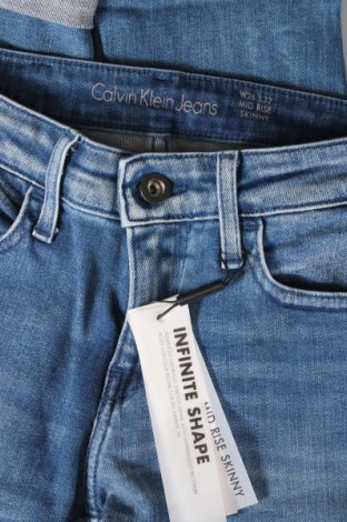 Дамски дънки Calvin Klein Jeans, Размер XS, Цвят Син, Цена 117,49 лв.