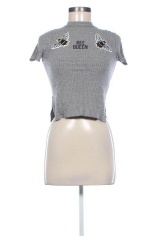 Дамска блуза Bershka, Размер XS, Цвят Сив, Цена 19,00 лв.