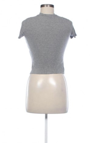 Дамска блуза Bershka, Размер XS, Цвят Сив, Цена 19,00 лв.