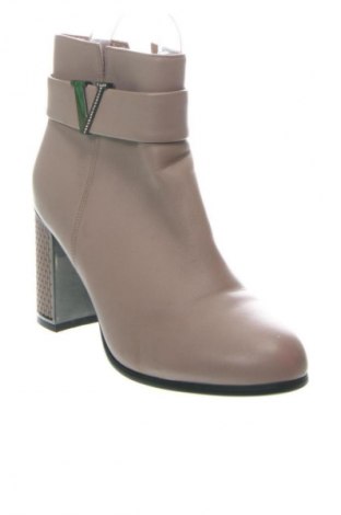 Дамски боти Gotti, Размер 39, Цвят Бежов, Цена 101,00 лв.