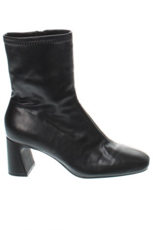 Дамски боти Pull&Bear, Размер 38, Цвят Черен, Цена 147,44 лв.