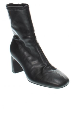 Дамски боти Pull&Bear, Размер 38, Цвят Черен, Цена 147,44 лв.