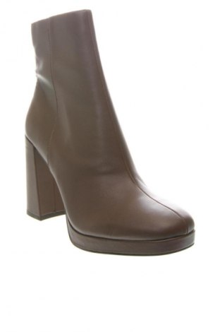 Дамски боти Steve Madden, Размер 44, Цвят Кафяв, Цена 219,99 лв.