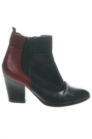 Дамски боти Tamaris, Размер 37, Цвят Многоцветен, Цена 140,00 лв.