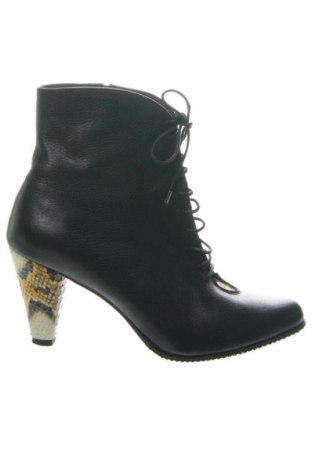 Дамски боти Unbranded, Размер 37, Цвят Черен, Цена 101,08 лв.