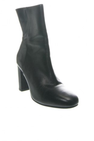 Damskie botki United Colors Of Benetton, Rozmiar 39, Kolor Czarny, Cena 321,47 zł