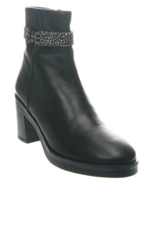 Дамски ботуши Maruti, Размер 39, Цвят Многоцветен, Цена 314,99 лв.