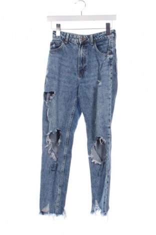 Дамски дънки Bershka, Размер XS, Цвят Син, Цена 54,34 лв.