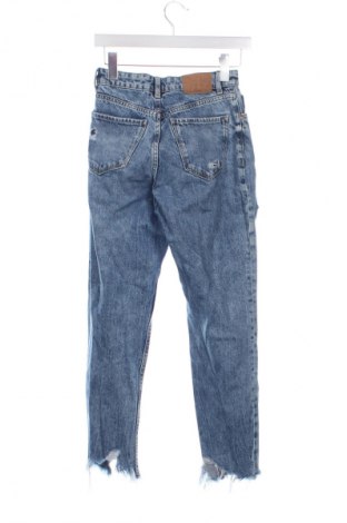 Дамски дънки Bershka, Размер XS, Цвят Син, Цена 54,34 лв.