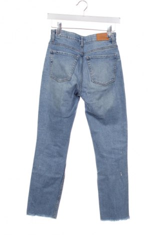 Дамски дънки Bershka, Размер XS, Цвят Син, Цена 28,88 лв.