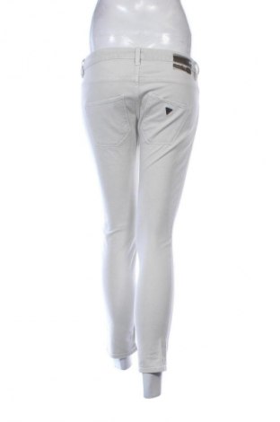 Дамски дънки Guess, Размер M, Цвят Бежов, Цена 74,86 лв.