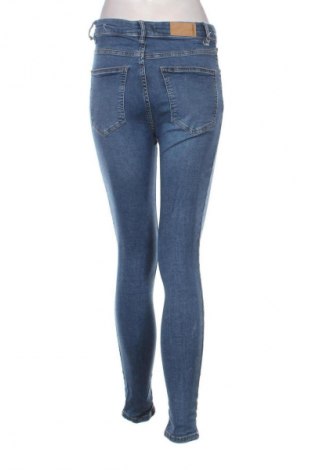 Damskie jeansy Pull&Bear, Rozmiar M, Kolor Niebieski, Cena 67,41 zł