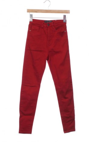 Damskie jeansy Stradivarius, Rozmiar XXS, Kolor Czerwony, Cena 66,67 zł