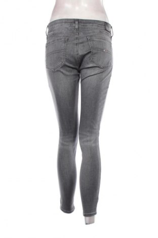 Дамски дънки Tommy Jeans, Размер M, Цвят Сив, Цена 98,99 лв.
