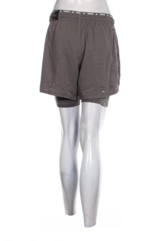 Дамски къс панталон Adidas, Размер M, Цвят Сив, Цена 77,00 лв.