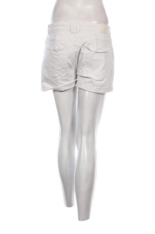 Dámské kraťasy  Bershka, Velikost M, Barva Bílá, Cena  241,00 Kč