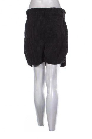 Дамски къс панталон Fb Sister, Размер M, Цвят Черен, Цена 19,00 лв.