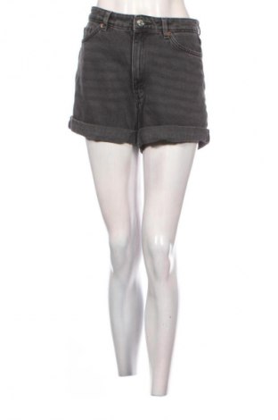 Дамски къс панталон Monki, Размер M, Цвят Сив, Цена 17,60 лв.