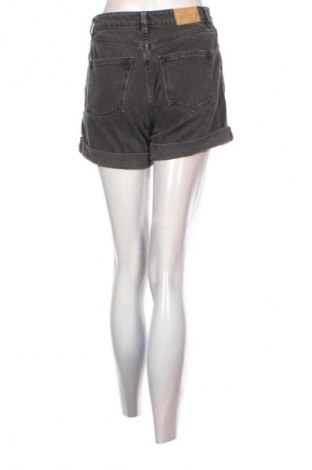 Дамски къс панталон Monki, Размер M, Цвят Сив, Цена 17,60 лв.