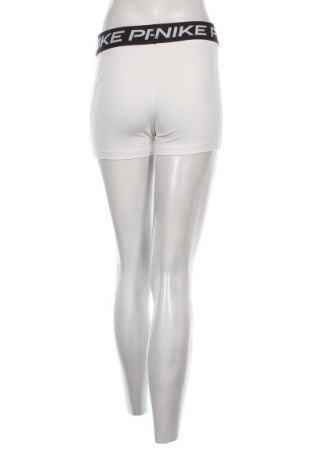 Γυναικείο κοντό παντελόνι Nike, Μέγεθος M, Χρώμα Λευκό, Τιμή 17,30 €
