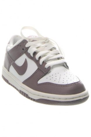 Дамски обувки Nike, Размер 35, Цвят Многоцветен, Цена 204,99 лв.