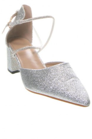 Дамски обувки Unbranded, Размер 40, Цвят Сребрист, Цена 51,00 лв.