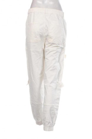 Дамски панталон Bershka, Размер M, Цвят Бял, Цена 16,99 лв.