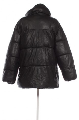 Γυναικείο δερμάτινο μπουφάν Bershka, Μέγεθος M, Χρώμα Μαύρο, Τιμή 29,67 €