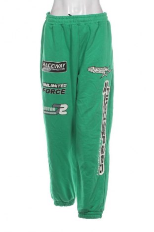 Дамско спортно долнище Bershka, Размер L, Цвят Зелен, Цена 21,99 лв.