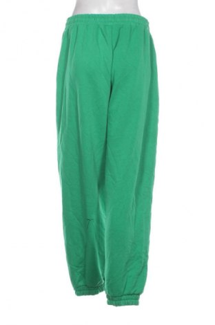 Дамско спортно долнище Bershka, Размер L, Цвят Зелен, Цена 21,99 лв.