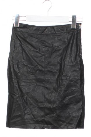 Пола Vero Moda, Размер XS, Цвят Черен, Цена 7,99 лв.