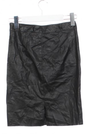 Пола Vero Moda, Размер XS, Цвят Черен, Цена 7,99 лв.