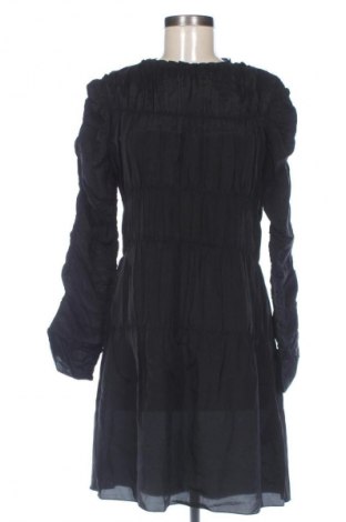 Рокля Arket, Размер M, Цвят Черен, Цена 82,00 лв.