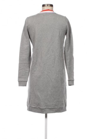 Рокля Bench, Размер XS, Цвят Сив, Цена 17,99 лв.